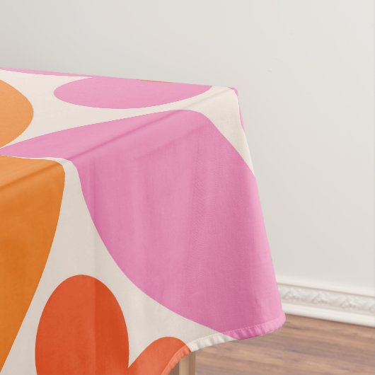 Bloemen op Mid Century Roze Sinaasappel Circles Tafelkleed (Voorbeeld)