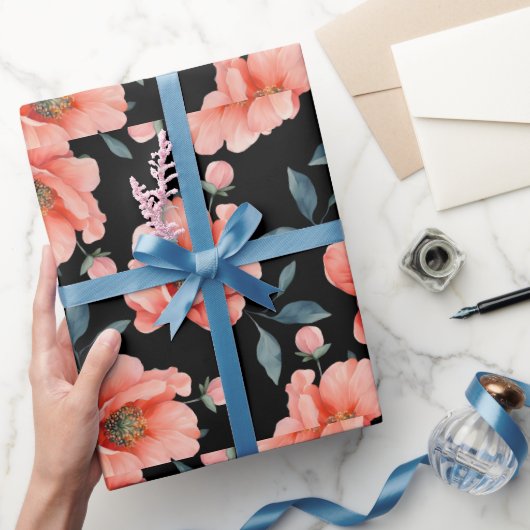 Bloemen op zwart inpakpapier (Geschenken)
