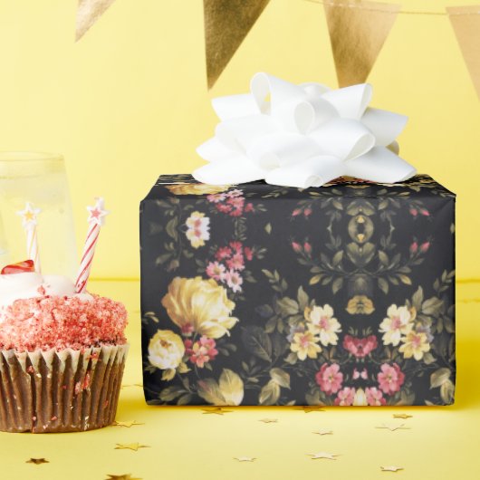 Bloemen op zwart patroon cadeaupapier (Verjaardagsfeest)