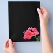 Bloemen op zwarte achtergrond flyer (Hand)