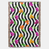 bloemen op zwarte en witte golvende achtergrond deken (Voorkant Verticaal)