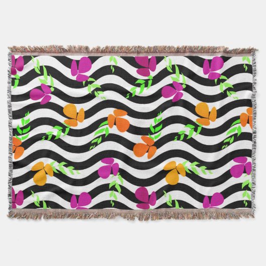 bloemen op zwarte en witte golvende achtergrond deken (Voorkant)