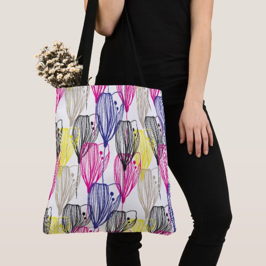 Bloemen over patroon canvas tas (Dichtbij)