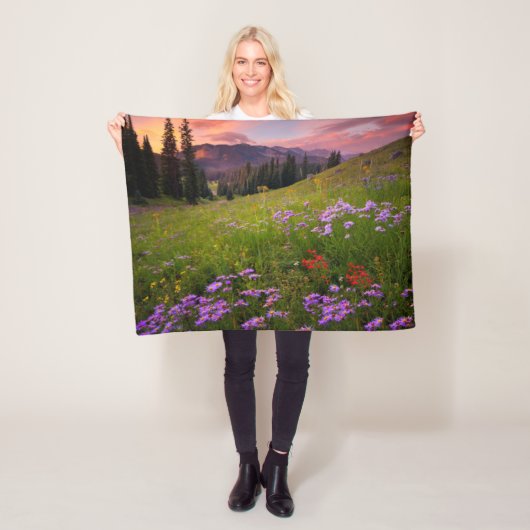 Bloemen | Paarse wilde bloemen Colorado Fleece Deken (In situ)