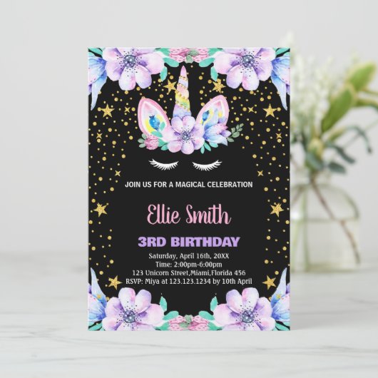 Bloemen Paarse zwarte eenhoorn Verjaardagsuitnodig Kaart (Staand voorkant)