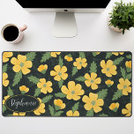 Bloemen Patroon Buttercup Bloemen gepersonaliseerd Bureaumat<br><div class="desc">Dompel jezelf onder in de rust van natuur met dit schattige meisjesachtige bloemmotief Buttercup Flowers Personalized Desk Mat. Bedekt met een verfijnd patroon van levendige boterbloem bloesems, vangt het moeiteloos de geest van een bloeiende weide. Het bloemontwerp combineert zowel de levendige kleuren van gele en groene boterbloem bloemen als de...</div>