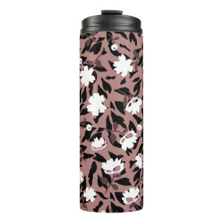 Bloemen patroon op luipaard achtergrond. thermosbeker