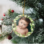 Bloemen rode bessen groen krans foto keramisch ornament<br><div class="desc">Prachtig bloemig kerstornament met je foto in een bloemige bessenkrans van salie groen groen groen groen,  witte bloemen en rode bessen. Voeg de naam van je baby en het jaartal op de achterkant toe.</div>
