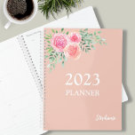 Bloemen Roos Goud Planner<br><div class="desc">Deze planner is versierd met een waterverf van rozen en bladeren in tinten roze, blozen en groen op een gouden achtergrond van het roos. Eenvoudig aan te passen met het jaar en de jouw naam. Gebruik het Hulpmiddel van het Ontwerp om de tekstgrootte, de stijl, of de kleur te veranderen....</div>