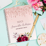 Bloemen roos gouden glitter blush roze 2024 planner<br><div class="desc">Een faux roos goud en een wazige roze gradiëntachtergrond met elegante roos goudfaux glitterdruppels, een verfdruppelaar. Gedemoreerd met bloemen in Bourgogne en roos goud. Sjabloon voor een jaar. Pas een naam en een titel aan en voeg deze toe. De naam wordt geschreven in donker roos goud met een modern handgeschreven...</div>