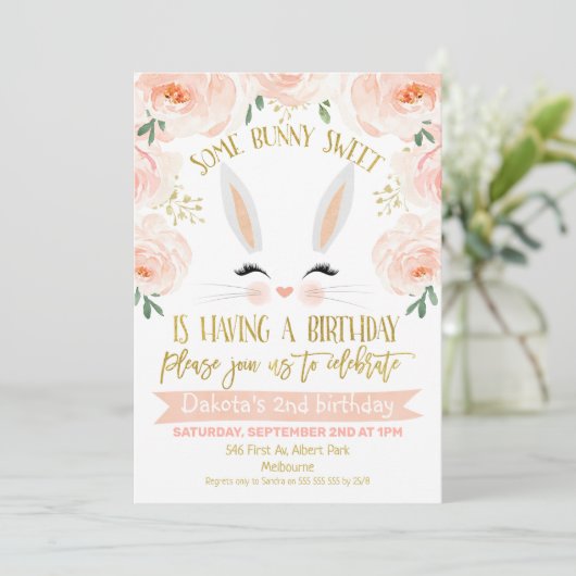 Bloemen Roze Goud Bunny Gezicht Verjaardag Uitnodi Kaart (Staand voorkant)