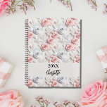 Bloemen roze wit patroon naam script 2024 planner<br><div class="desc">Roze en wit gekleurd bloemmotief. Personaliseer en voeg een jaar (elk jaar) en jouw naam toe. De naam is geschreven met een modern handgeschreven stijlscript</div>