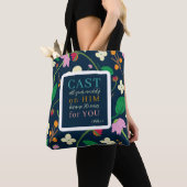 Bloemen Schrift 1 Petrus 5:7 Tote Bag (Dichtbij)