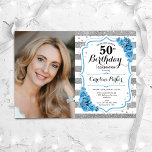 Bloemen Stoffig Blauw Zilver Wit Foto 50ste Verjaa Kaart<br><div class="desc">Elegante bloemenvrouwelijke 50e verjaardagsuitnodiging met uw foto. Glam, wit en stoffig blauw ontwerp met faux glitter zilver. Beschikt over strepen, lichte turquoise rozen, script lettertype en confetti. Perfect voor een stijlvol volwassen feestje. Personaliseer met je eigen gegevens. Kan voor om het even welke leeftijd worden aangepast! Gedrukte Zazzle-uitnodigingen of direct...</div>