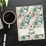 Bloemen stoffige groene crème naam script 2024 planner<br><div class="desc">Een stoffig groen en crèmekleurig bloemmotief. Personaliseer en voeg een jaar (elk jaar) en jouw naam toe. De naam is geschreven met een modern handgeschreven stijlscript</div>