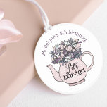 Bloemen theepot Girly Verjaardag Tea Party Ronde Sticker<br><div class="desc">Verbeter het verjaardagstheefeest van je meisje met onze charmante, gepersonaliseerde stickers voor theefeesten. Met een prachtig bloemetjesontwerp en de woorden "Let's Party" voegen deze stickers een vleugje elegantie toe aan uw feest. Je kunt ze gemakkelijk personaliseren met de naam van het verjaardagsmeisje, waardoor ze een unieke aandenken zijn. Deze veelzijdige...</div>