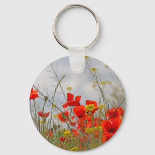 Bloemen van gewone papaver in een veld. sleutelhanger