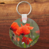 Bloemen van gewone papaver in een veld. sleutelhanger (Voorkant)