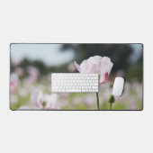 Bloemen veld met close up bloeiende lila bloem. bureaumat (Keyboard & Muis)