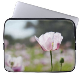 Bloemen veld met close up bloeiende lila bloem. laptop sleeve