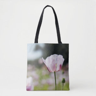 Bloemen veld met close up bloeiende lila bloem. tote bag