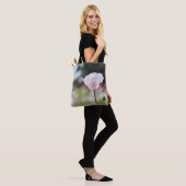 Bloemen veld met close up bloeiende lila bloem. tote bag (Op model)