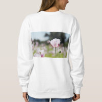 Bloemen veld met close up bloeiende lila bloem.