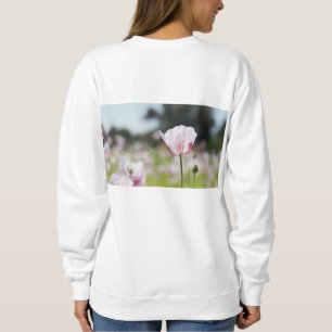 Bloemen veld met close up bloeiende lila bloem. trui