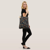 Bloemen & Vlinder Canvas tas – Dark Boho (Op model)