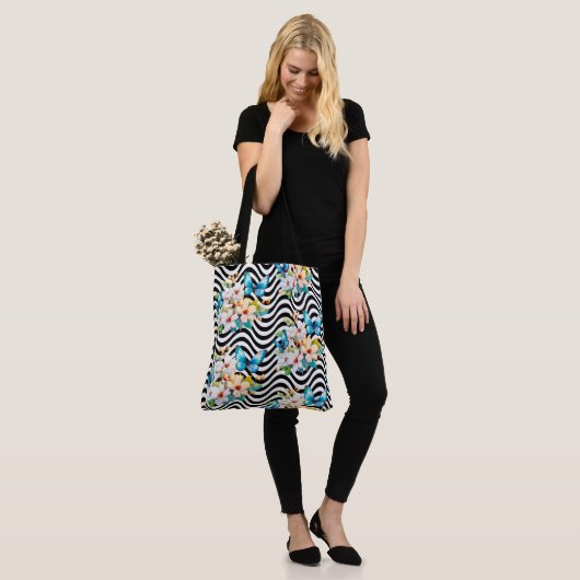 Bloemen vlinder patroon zwart wit golvende strepen tote bag (Op model)