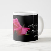 Bloemen w / Verse; rode rozenbloesem, Psalm 37:7 Grote Koffiekop (Voorkant rechts)