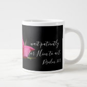 Bloemen w / Verse; rode rozenbloesem, Psalm 37:7 Grote Koffiekop (Rechts)