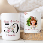 Bloemen Waterverf Happy 50th Birthday Custom Foto Koffiemok<br><div class="desc">Het aanpasbare mok-ontwerp inspireert u om de 50e verjaardag van uw geliefde te vieren. Met de mogelijkheid om hun naam en foto toe te voegen,  is het een perfect geschenk dat hun dag kan opfleuren en hen kan shows hoeveel ze voor u betekenen.</div>