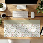 Bloemen Wildbloemen gepersonaliseerd Bureaumat<br><div class="desc">Verrijk uw werkruimte met een vleugje persoonlijkheid en elegantie met onze Waterverf Wildflower Personalized Floral Desk Mat. Fijne, wilde bloemen, prachtig vormgegeven in pastelkleuren, zijn geplaatst tegen een witte achtergrond die ze echt laat opvallen. Deze stijlvolle bureaumat is niet alleen stijlvol en verfijnd, maar beschermt uw bureau ook tegen krassen...</div>