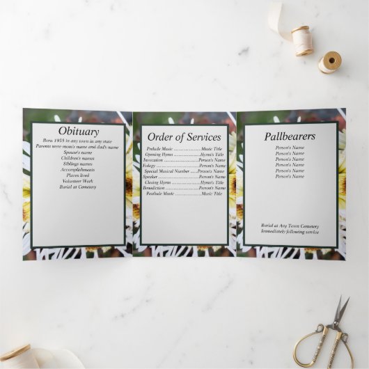 Bloemen Witte Spin Mum Patch Vijf Foto Memorial Drieluik Aankondiging (Binnen)