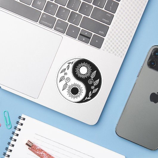 Bloemen yin yang symbool sticker (Laptop met iPhone)