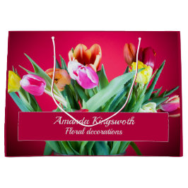 Bloemen zakelijke verpakking kleurrijke tulpen op  groot cadeauzakje