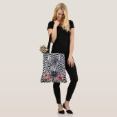 Bloemen Zebra gezicht kont zwart wit golvende stre Tote Bag (Op model)