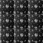 Bloemen Zwart en Zilver Bloemen Patroon Badkamer Tegeltje<br><div class="desc">Deze bloemenbadkamer keramische tegel is voorzien van een druk zilveren bloemetje en bladontwerp op een zwarte achtergrond. Bijpassende badkamer accessoires beschikbaar. Bevat A.I.</div>