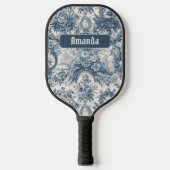 bloemenblauw toile de jouy monogram pickleball paddle (Voorkant)