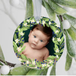 Bloemenblauwe bessen groen krans foto keramisch ornament<br><div class="desc">Prachtig bloemig kerstornament met je foto in een bloemige bessenkrans van salie groen groen groen groen,  witte bloemen en blauwe bessen. Voeg de naam van je baby en het jaartal op de achterkant toe.</div>