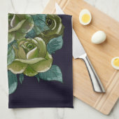Bloemenboeket, groene rozen op donkerblauw theedoek (Quarter Fold)