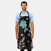  bloemenborduursel donker patroon schort (Gedragen)