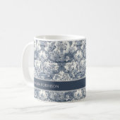  bloemendamast Blauw toile de jouy monogram Koffiemok (Voorkant links)