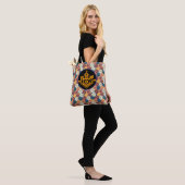 bloemendesign over de hele stof tote bag (Op model)