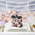 Bloemendruk Bedankdoosjes<br><div class="desc">Deze cadeauverpakkingsdoos is afgebeeld in een mooie bloemendruk in de kleuren zwart,  bordeauxrood en goud.
Kies uit vele stijlen,  pas dit item aan of koop het zoals het is.




Gelicentieerde druk</div>