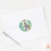 Bloemenfee in Groene Tuin door Molly Harrison Ronde Sticker (Envelop)