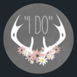 Bloemengewei Chalkboard Geïnspireerd Bruiloft Stic Ronde Sticker<br><div class="desc">Een sticker met een afbeelding van een hertengewei met roze en witte madeliefjes. Achtergrond is krijtbord geïnspireerd.</div>