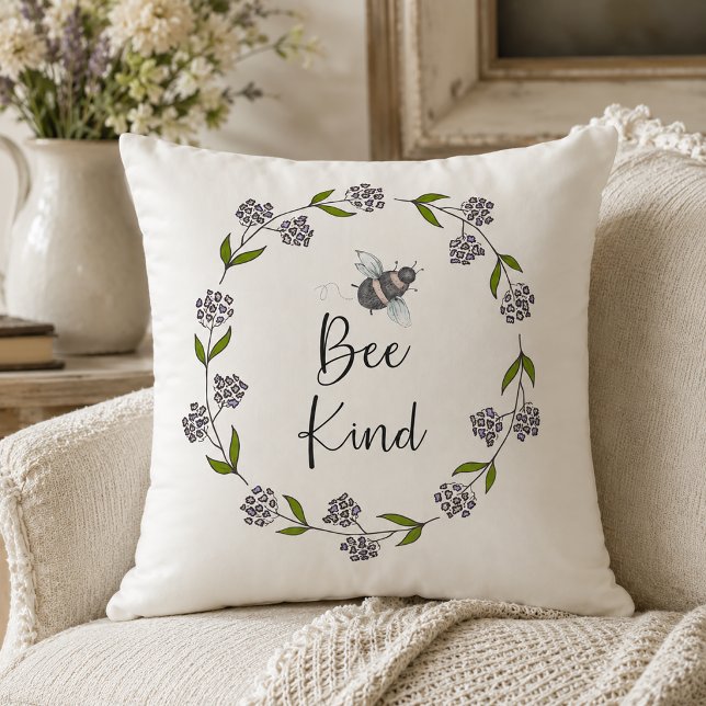 Bloemengroene Krans Wees Vriendelijk Kussen (Bee Kind Pillow)
