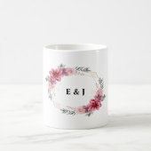 Bloemenkrans met bruid & bruidegom Initialen binne Koffiemok (Center)
